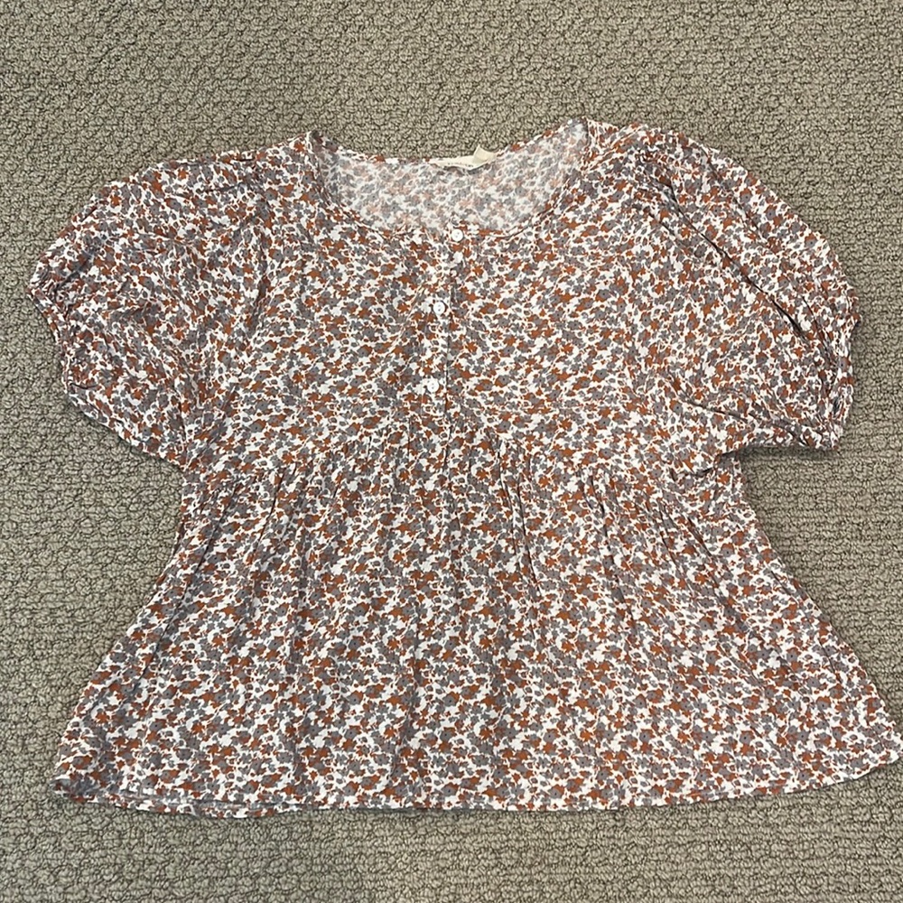 Outique peplum, puff sleeve button front top. Size M.